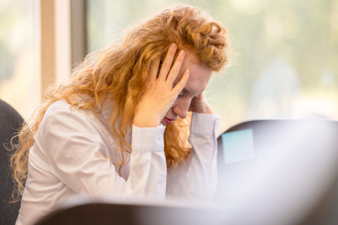 Ese largo suspiro tras una bronca en el trabajo no es falta de aire: es tu amígdala 