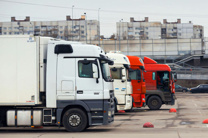 España necesita urgentemente 20.000 camioneros en 2026. La solución: que los camioneros extranjeros convaliden sus carnets