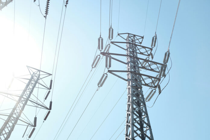 Generamos electricidad casi gratis, te la cobramos a precio europeo: la radiografía de los impuestos y peajes en España