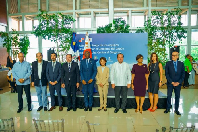Gobierno recibe 16 equipos donados por Japón para enfrentar el sargazo en las costas dominicanas