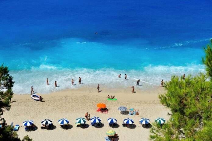 Grecia quiere evitar que sus playas acaben asfixiadas por el turismo masivo. Así que ha declarado la guerra a las tumbonas