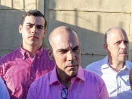 Hijo de Redondo Llenas sorprende en salida de su padre de cárcel