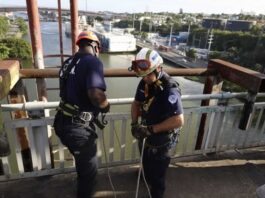 Hombre huye de la Policía y se atrinchera debajo del puente Duarte