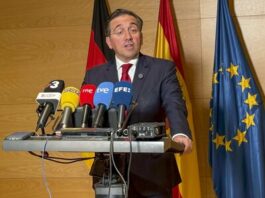 José Manuel Albares pide "respeto" a la figura de Zapatero