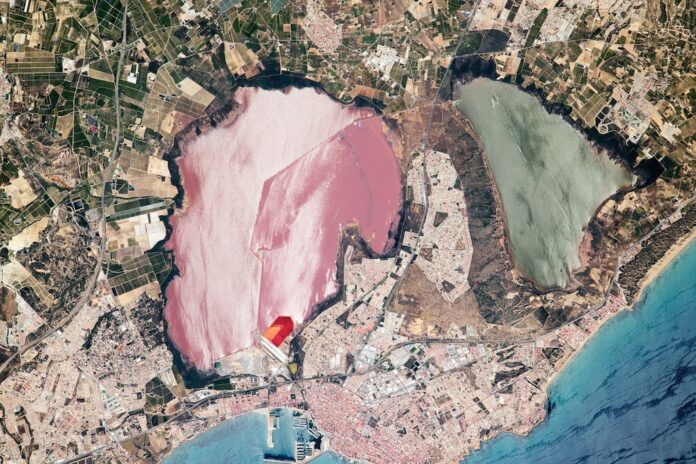La NASA ha mirado a Torrevieja desde el espacio y ha visto una enorme masa de agua rosa esencial para encontrar vida en Marte