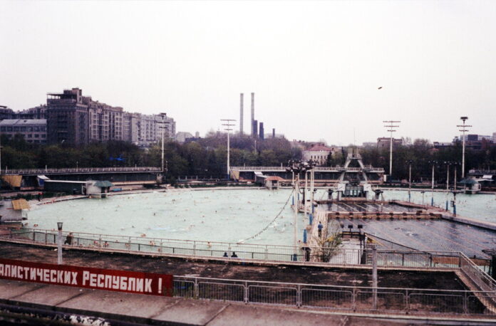 La increíble historia del edificio más alto del planeta que terminó convertido en la piscina más grande de la Unión Soviética