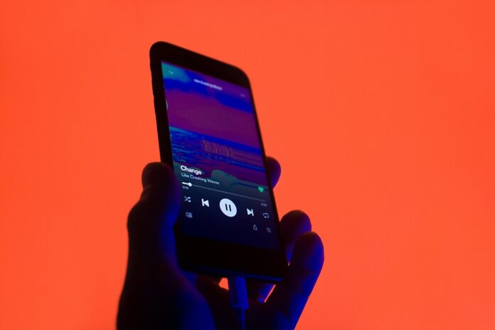 Las listas de Spotify se han llenado de canciones IA. Es en buena medida consecuencia de lo que Spotify ha incentivado