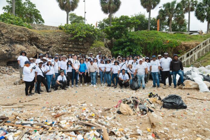 Medio Ambiente y KOICA realizan limpieza de playa en el Fuerte San Gil