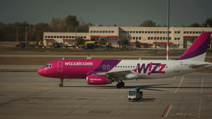 Mientras Ryanair recorta 1,2 millones de asientos en España, el hueco que está dejando tiene nombre: Wizz Air
