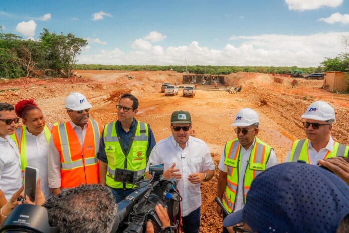 Ministro Paliza supervisa avances en Cabo Rojo; aeropuerto estará listo en febrero del 2027