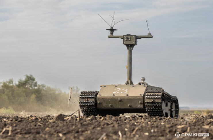 Ni misiles, ni fusiles, ni bombas. Los drones ucranianos están llevando un tipo de carga inédita en la guerra: ancianos