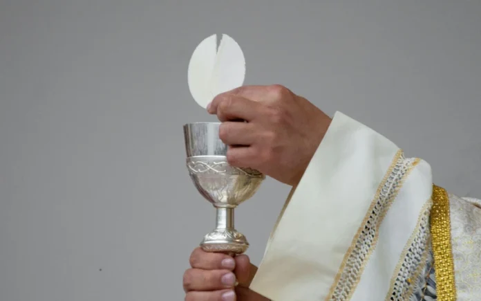 Obispo excomulga a persona que robó Sagrada Eucaristía en Sinaloa, México