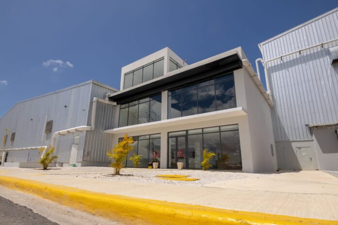 Paíno Henríquez conoce primer modelo de reciclaje “botella a botella” de PET en República Dominicana