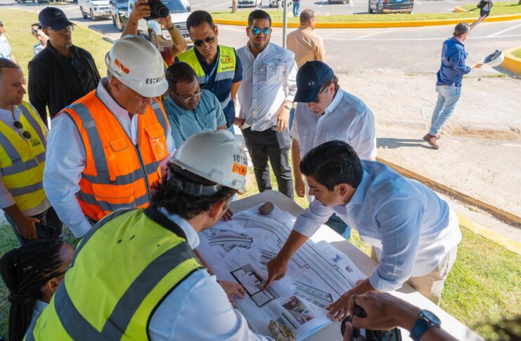 Paliza supervisa Monorriel de Santiago cuya construcción está avanzada en un 95 %