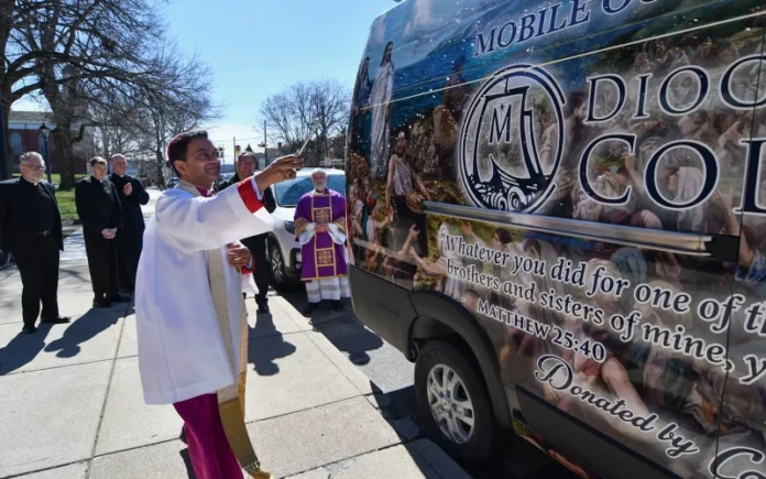 Piloto convertido dona vehículo y lo transforman en ministerio móvil que lleva ayuda y el Evangelio en EE.UU.