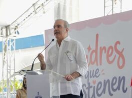 Presidente Abinader asiste a actor por el Día de las Madres