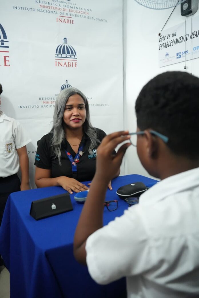 Programa Salud Escolar ampliará servicios y entrega de dispositivos médicos en centros educativos