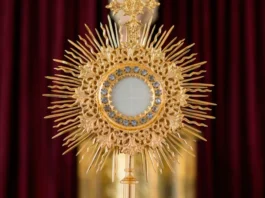 Roban el Santísimo Sacramento y el sagrario en la iglesia de San Francisco en Saltillo, México