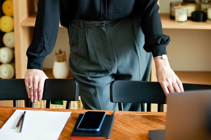 Si tu silla cojea en una entrevista de trabajo, no es casualidad: están evaluando algo más que tu currículum