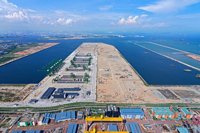 Singapur lleva años construyendo el puerto automatizado más grande y avanzado del mundo: es su baza para superar a Shanghái