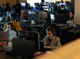 Stanford ha encontrado al culpable del milagro de productividad de EEUU: no es la IA, es trabajar desde casa en pijama