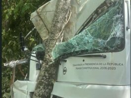 Tres estudiantes y conductor heridos en accidente de autobús escolar