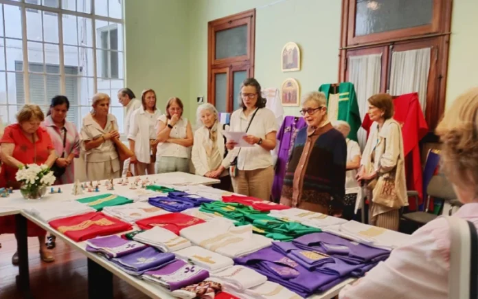 “Vestir al Señor”: mujeres argentinas hacen casullas para parroquias pobres desde hace más de un siglo