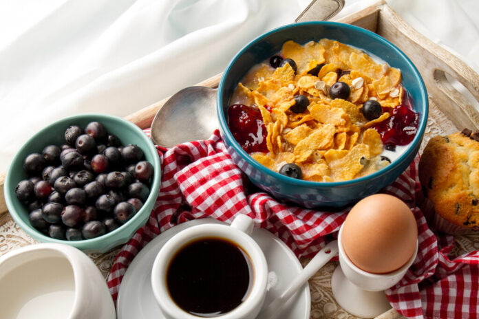 ¿Desayunar nada más despertar o esperar un par de horas? Esto es lo que dice la ciencia sobre el momento perfecto