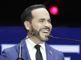 Abelardo de la Espriella acude a las urnas rodeado de simpatizantes Abelardo de la Espriella acude a las urnas rodeado de simpatizantes