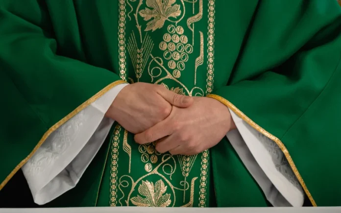 Arquidiócesis de León advierte que hombre expulsado del estado clerical se presenta como sacerdote católico