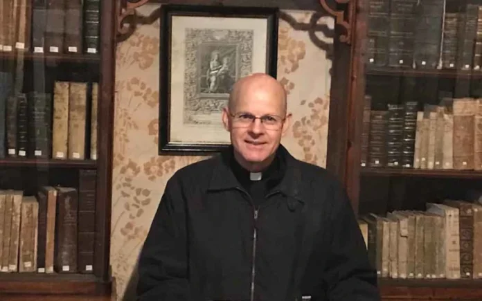 Arquidiócesis de Washington destituye a importante exorcista por comentarios sobre ovnis y actividad demoníaca