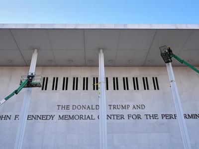 Centro Kennedy retira nombre Trump tras resolución judicial Centro Kennedy retira nombre Trump tras resolución judicial