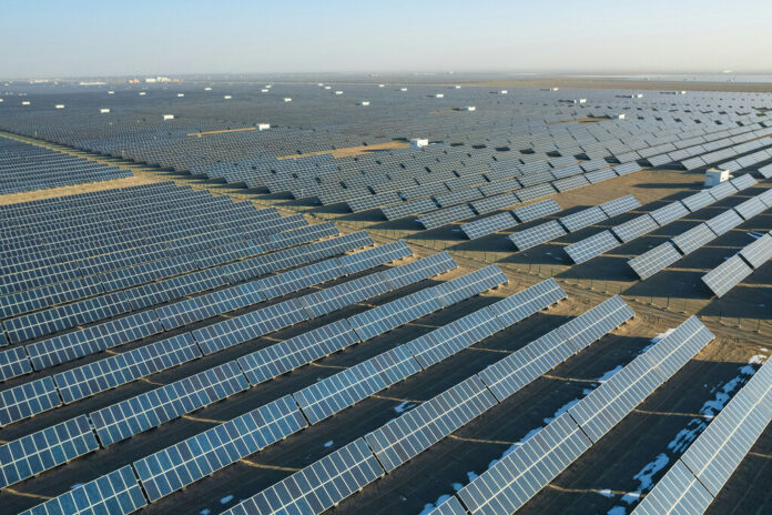 China fabricó en un año más paneles solares de los que el planeta puede absorber. Ahora el mercado se está devorando a sí mismo