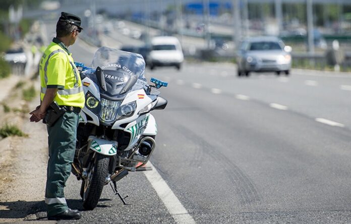 Contra el calor extremo, los agentes de la Guardia Civil quieren elegir entre la moto o el coche. Y que no lo decidan sus jefes