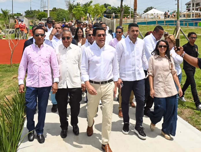 David Collado supervisa construcción de obra en los Bajos de Haina