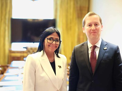 Delcy Rodríguez se reúne en India con el embajador de EE. UU. Delcy Rodríguez se reúne en India con el embajador de EE. UU.