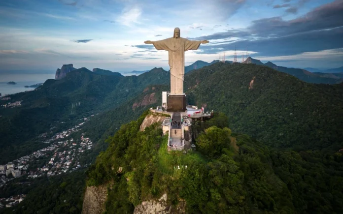 El Cristo Redentor se ilumina con el logo de la Copa Mundial Femenina de la FIFA 2027