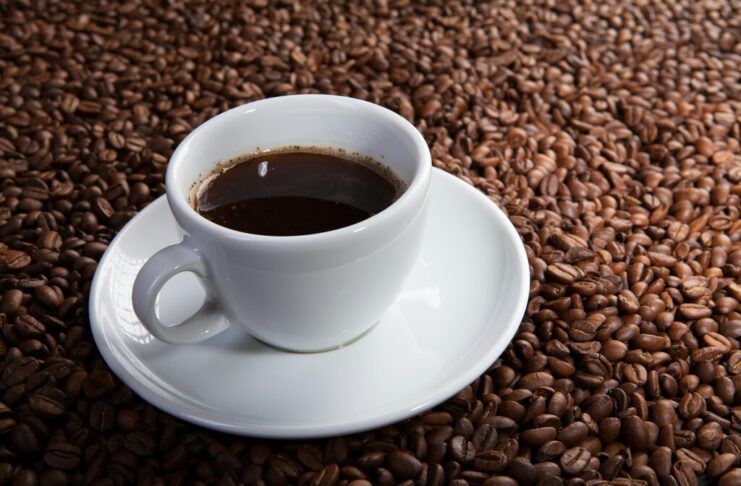 El café no te da energía, solo te la presta: esto es lo que le hace realmente la cafeína a tu cerebro
