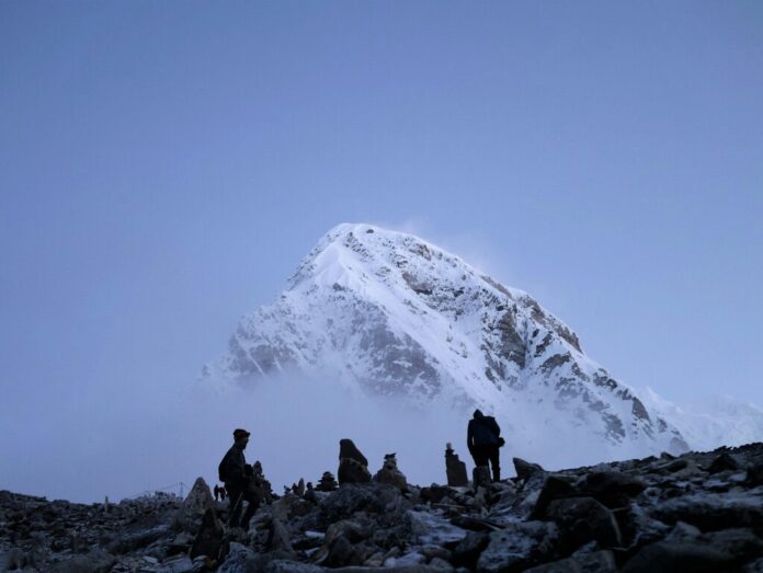 En 1852 unos topógrafos concluyeron que el Everest medía justo 29.000 pies. Les pareció tan poco creíble que le añadieron dos pies