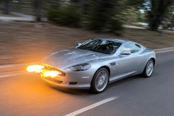 Este Aston Martin DB9 se vendió por 57.000 dólares, pero lo más loco no es su precio: son los dos lanzallamas que esconde
