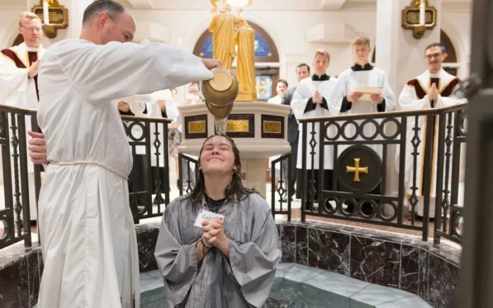 Hambre espiritual y tradición de la Iglesia impulsan conversiones de adultos en EE.UU., según encuesta