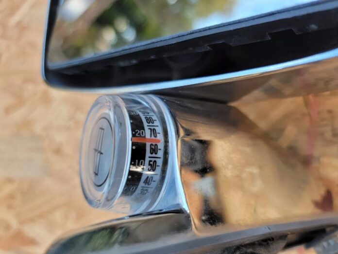 Hubo una época en la que tener un termómetro en el coche era todo un lujo. Así lo resolvía este ingenioso invento en el retrovisor