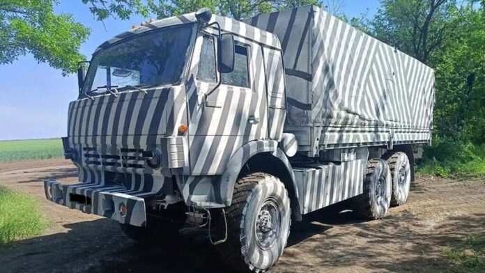 La disparatada guerra de drones en Ucrania ha entrado en una fase insólita: Rusia está escondiendo sus vehículos con pintura