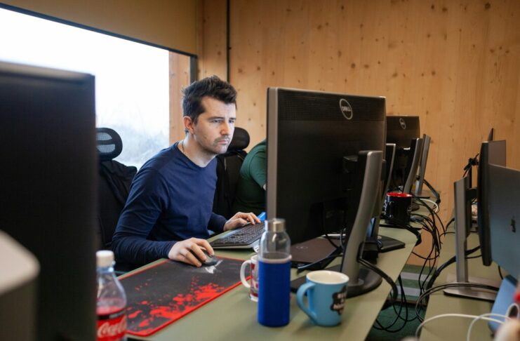 La paradoja del "botsitting": cuando la IA no te libera del trabajo, sino que crea una nueva tarea que termina agotándote más