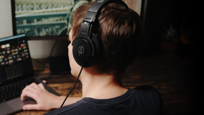 Los auriculares con cable suelen escucharse mejor que los inalámbricos. Estos son los que yo me compraría sin gastar una barbaridad