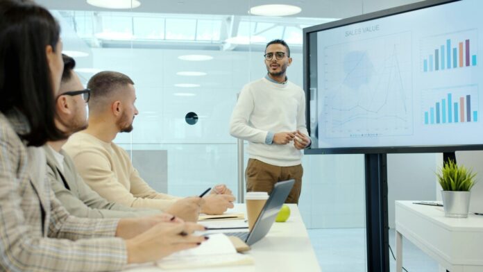 Los psicólogos coinciden: no basta con trabajar mucho, es más importante llevarse bien con el jefe