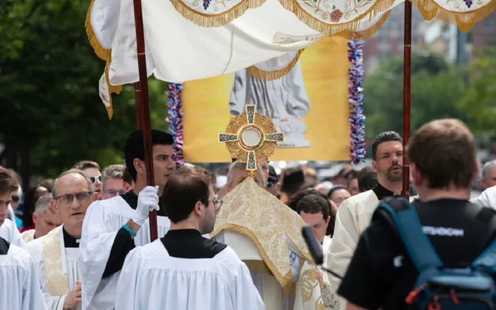 Más de 1.000 católicos participan en la procesión con Jesús Eucaristía por las calles de Washington D.C.