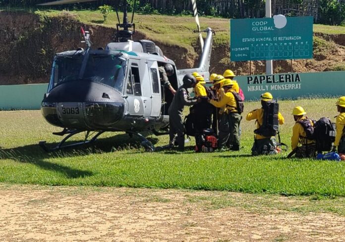 Medio Ambiente refuerza operaciones para controlar incendio en Sierra de Bahoruco con apoyo aéreo y brigadas adicionales