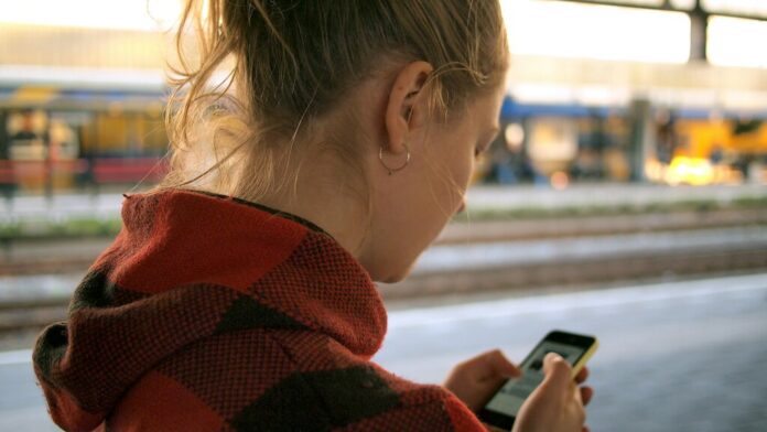 Millones de adolescentes han convertido a la IA en su psicólogo de cabecera. Es un reto sin precedentes para la medicina