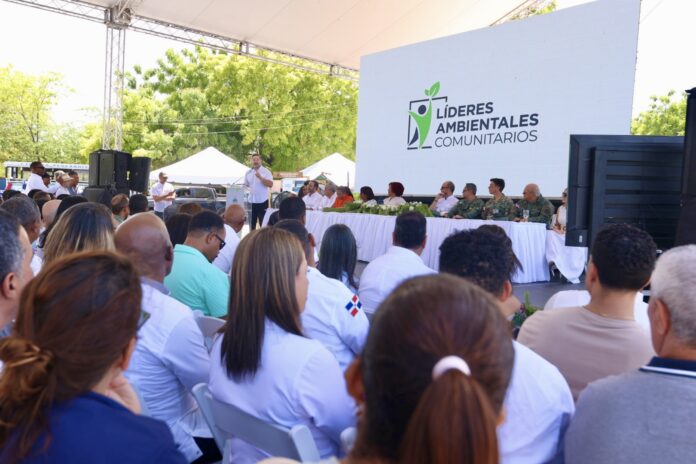 Ministerio de Medio Ambiente gradúa 319 líderes ambientales comunitarios y certifica 80 guardaparques en Pedernales